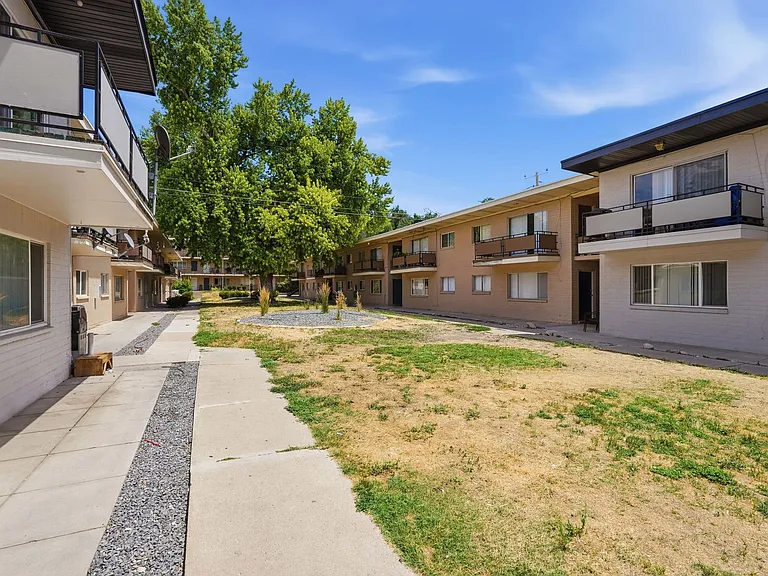 Towne Apartments — Photo 4