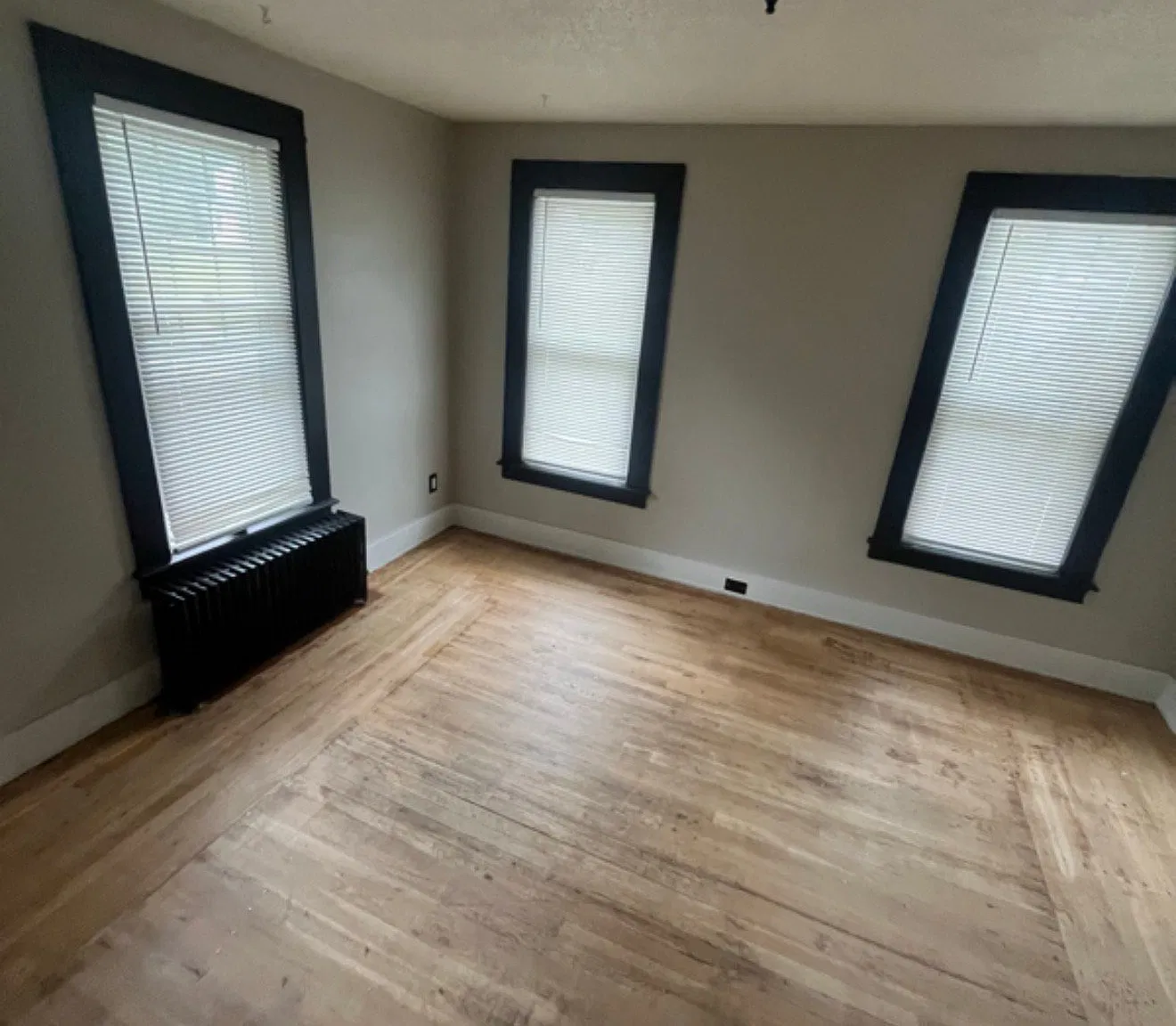 Beautiful 2 bedroom: move-in ready, off street parking, fenced in yard, washer/dryer in unit — Photo 3