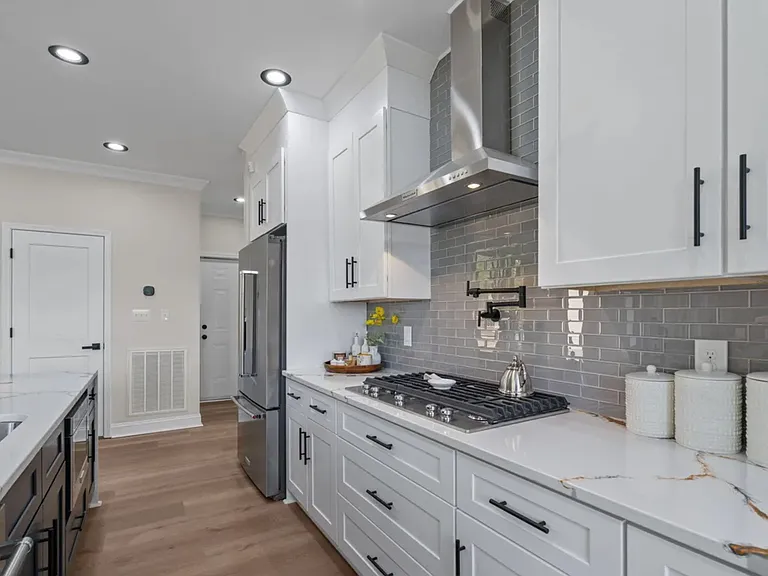 704 Russell St — Photo 17