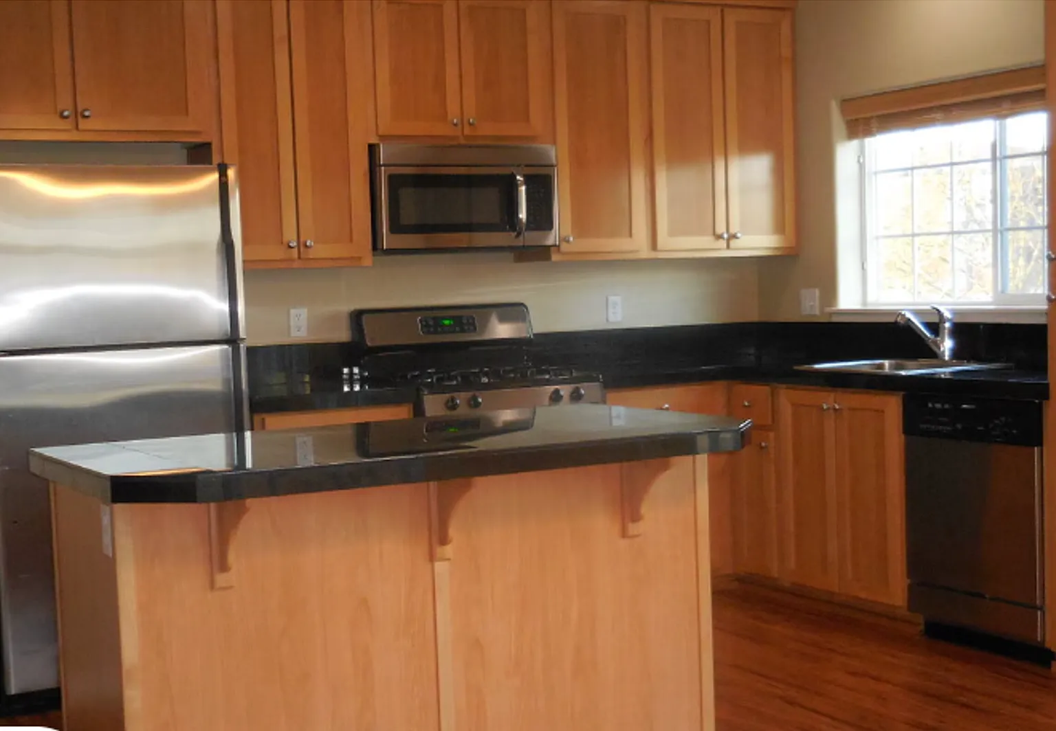 Beautiful & Pristine 3-Bedroom Townhome in Prime Beaverton Location — Photo 2