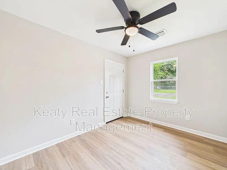 908 Saint Charles St — Photo 19