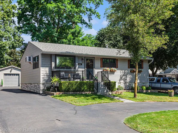 144 Bobolink Ave, Commerce Township, MI 48382