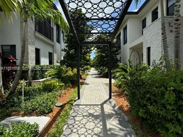 8283 NW 47th Ln, Miami, FL