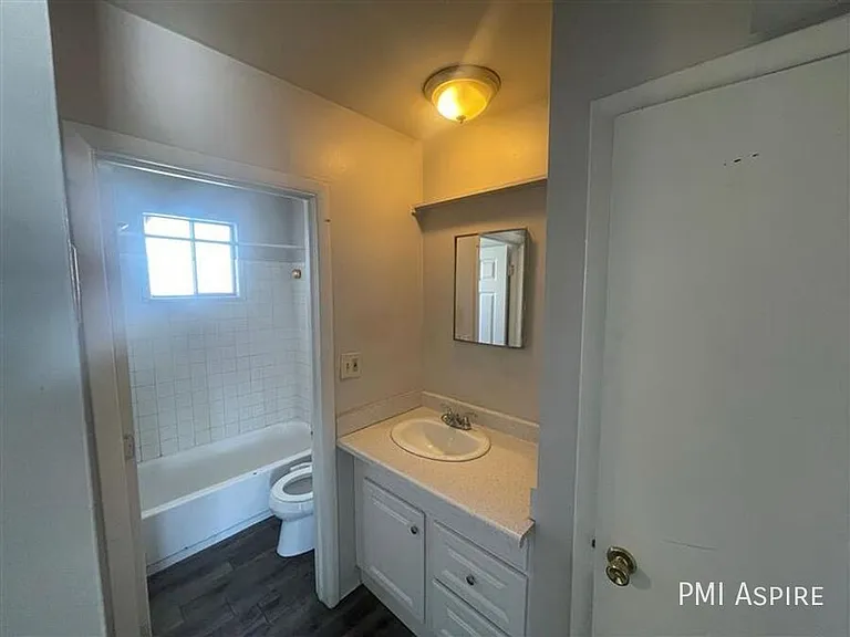 Keri Lyn Apartments — Photo 23