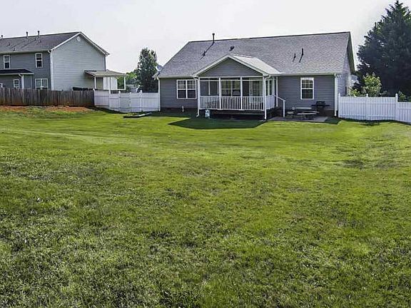 5th image of 105 Skilton Dr