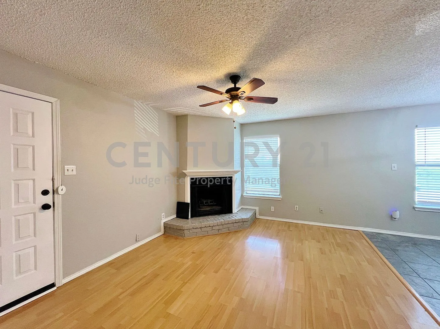Tastefully Updated 2/1 in Aledo ISD For Rent! — Photo 2