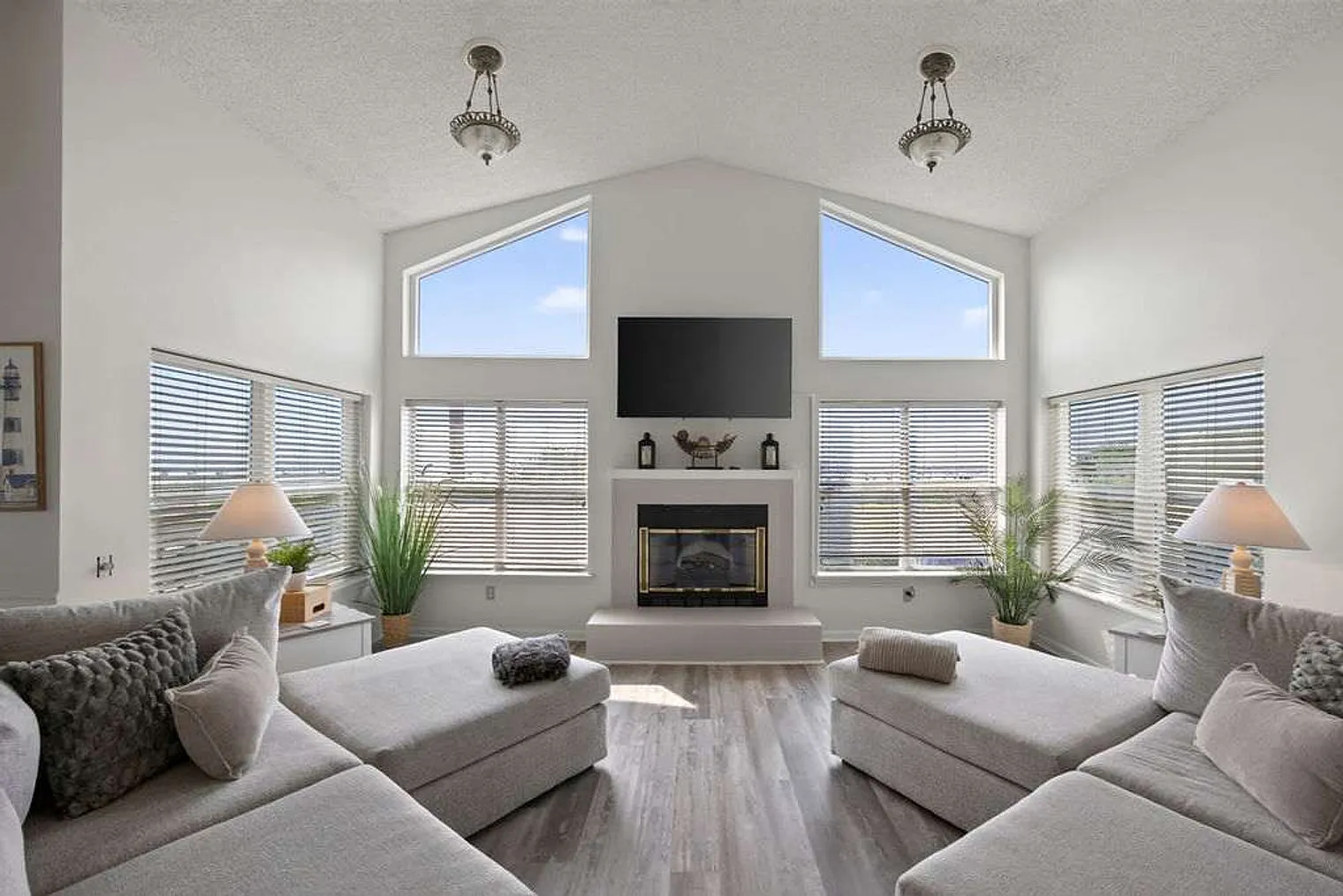 3 bed, 2.0 bath, 2389 sqft, $3,928 — Photo 2