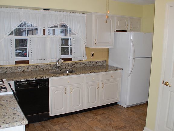 Updated Cabinets, Granite!