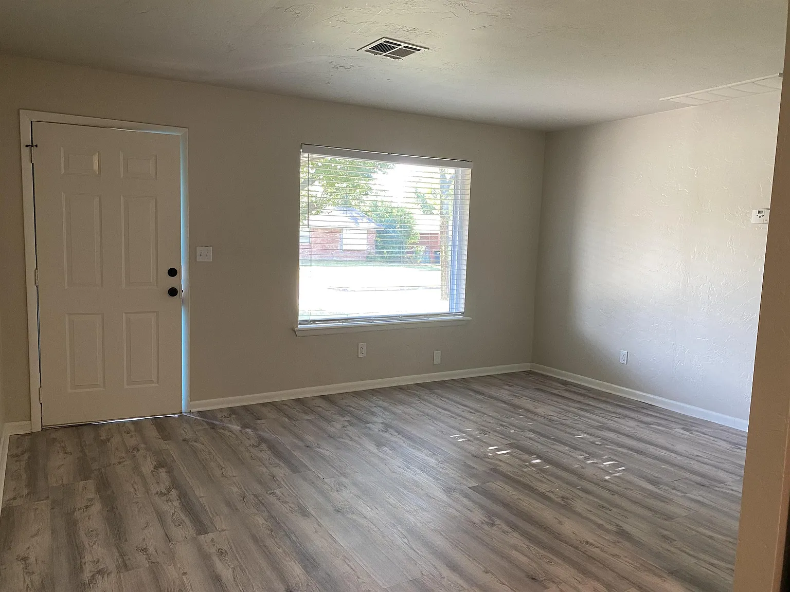 Bristow Ave S - 205 - 1 — Photo 4