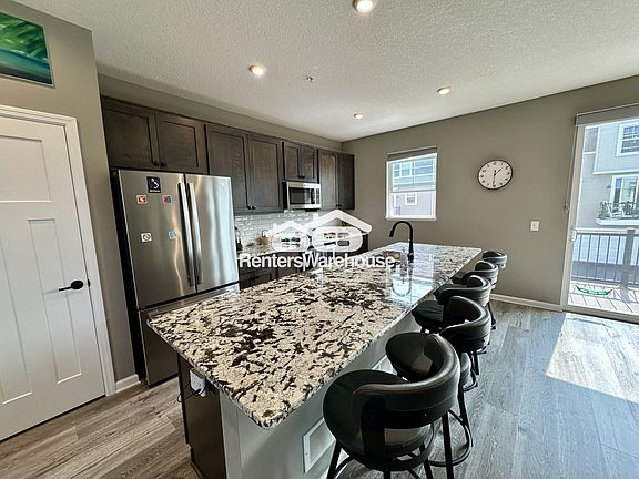 3rd image of 852 Roselyn Dr