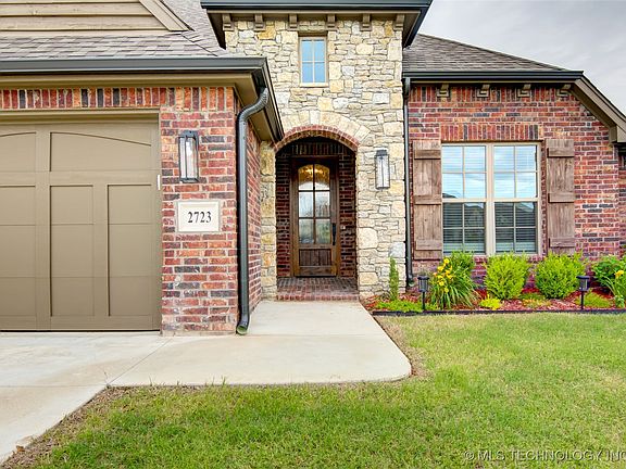 2nd image of 2723 E Portland Pl