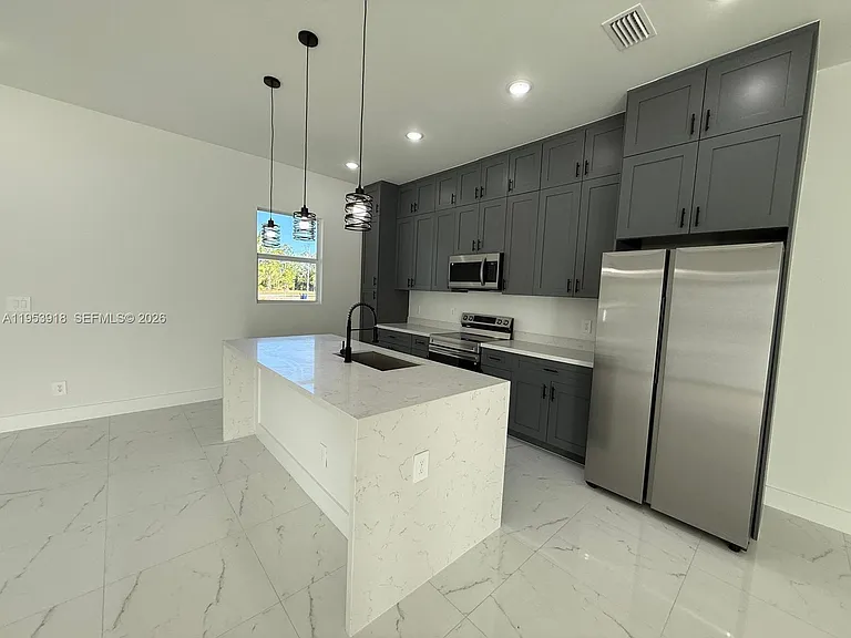 1121 Florence St E — Photo 13