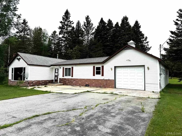 2592 W Dixner Rd, Gulliver, MI 49840