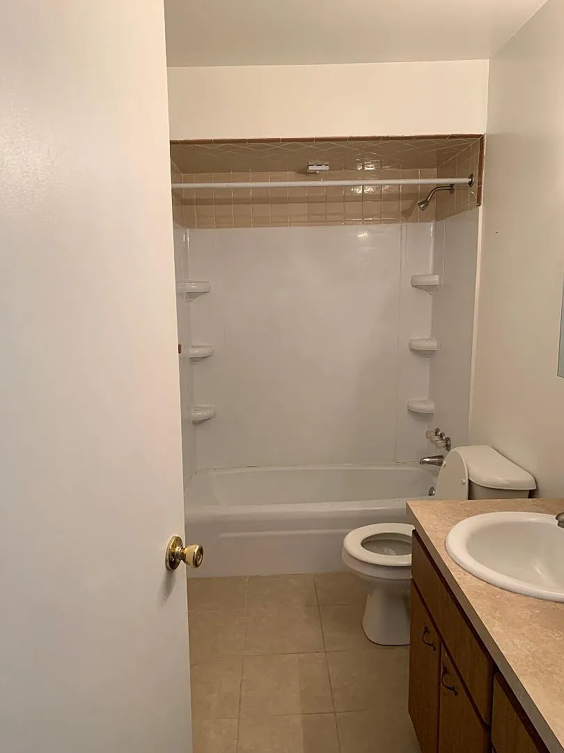 144 Lynnwood Manor - 8 — Photo 2