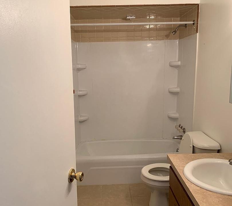 2nd image of 144 Lynwood Mnr #8
