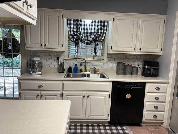 5th image of 304 N Sawmill Rd