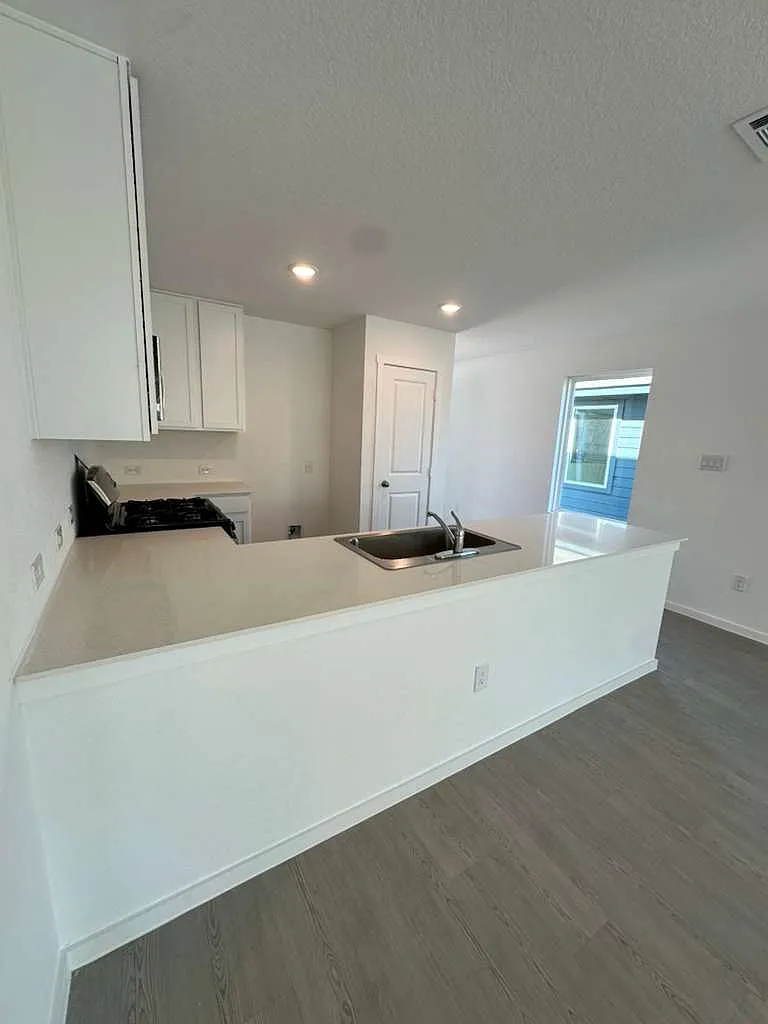 4 bed, 1600 sqft, $2,120 — Photo 3