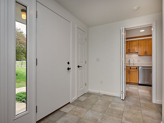 3rd image of 8 Emerson Ct