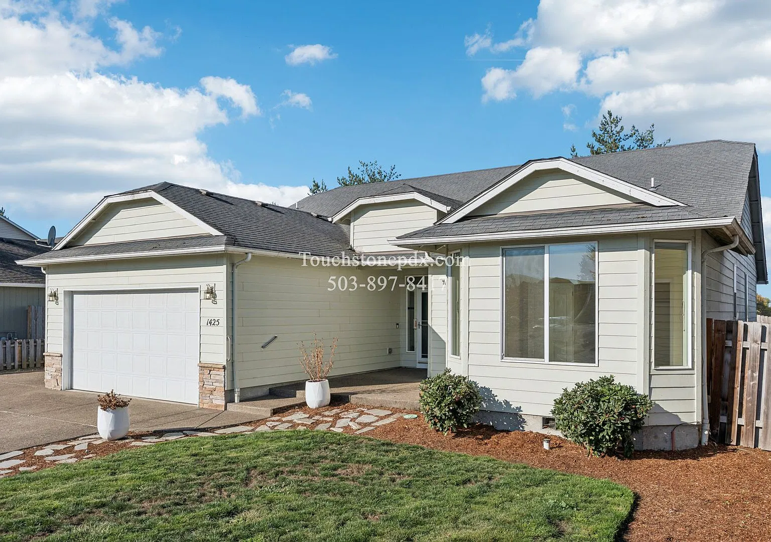 Beautiful Spacious Molalla 3 BR 2 BA Home! — Photo 3