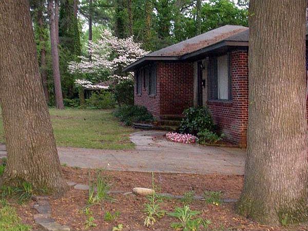 view of the front from the side yard