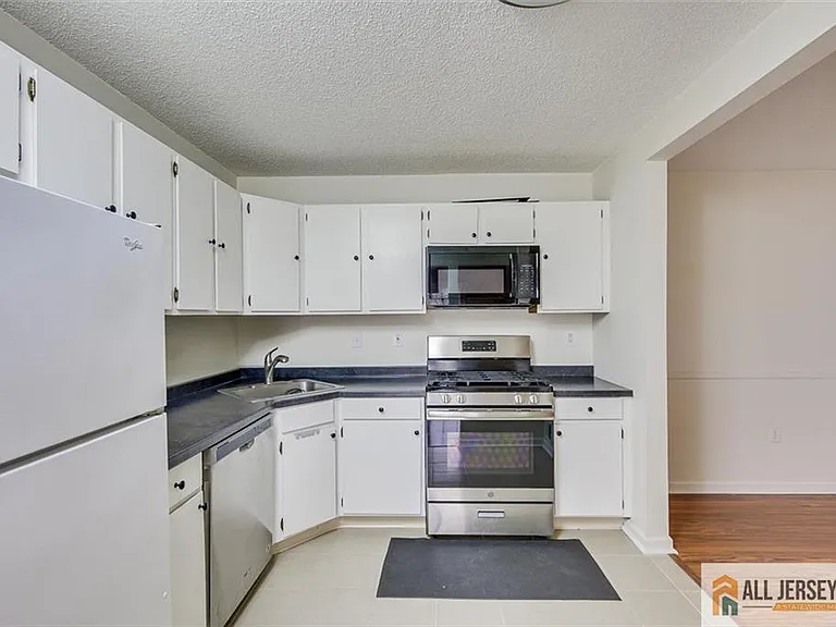 69 Amberly Ct — Photo 9
