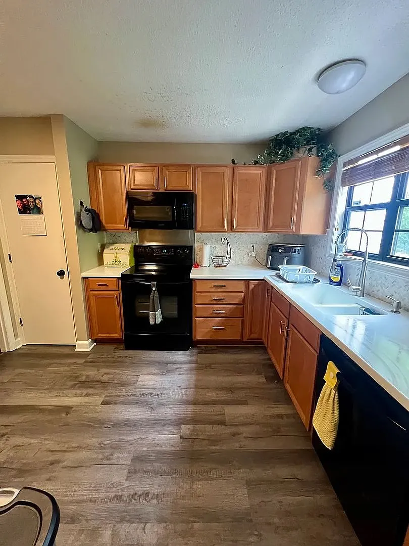 Room in 3 Bedroom home in Durham — Photo 4
