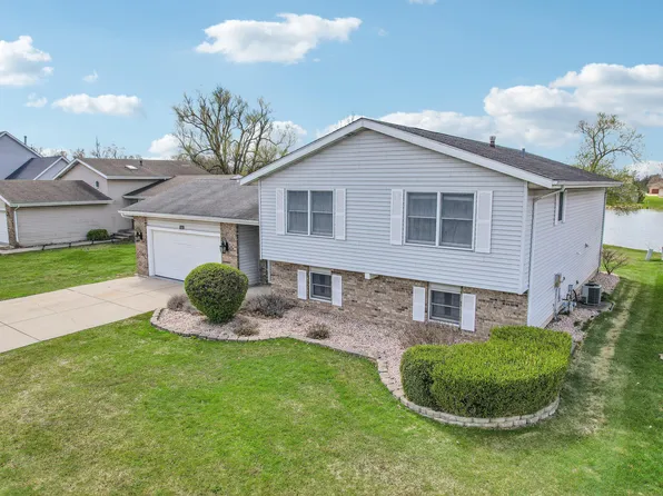 2806 Painted Leaf Dr, Crown Point, IN 46307