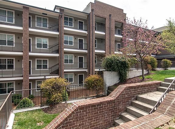 800 Building with Courtyard