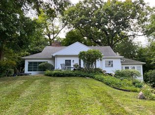 213 Mayflower Ln, Fontana, WI 53125