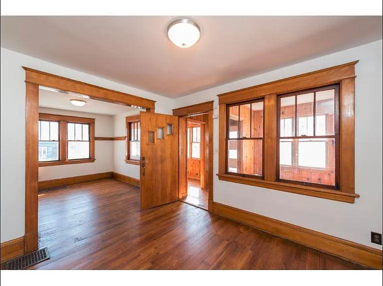 333 Arlington Ave E — Photo 2