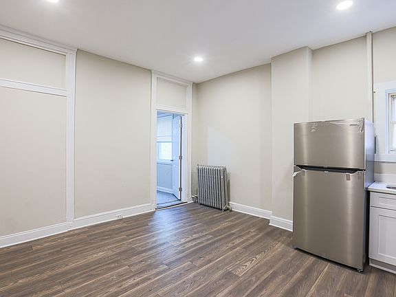 5th image of 703 Newington Ave APT 2R