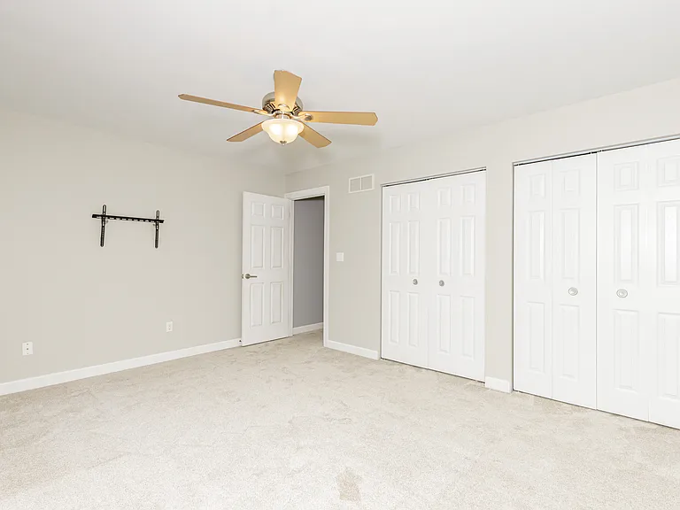 120 Roehampton Ln — Photo 62