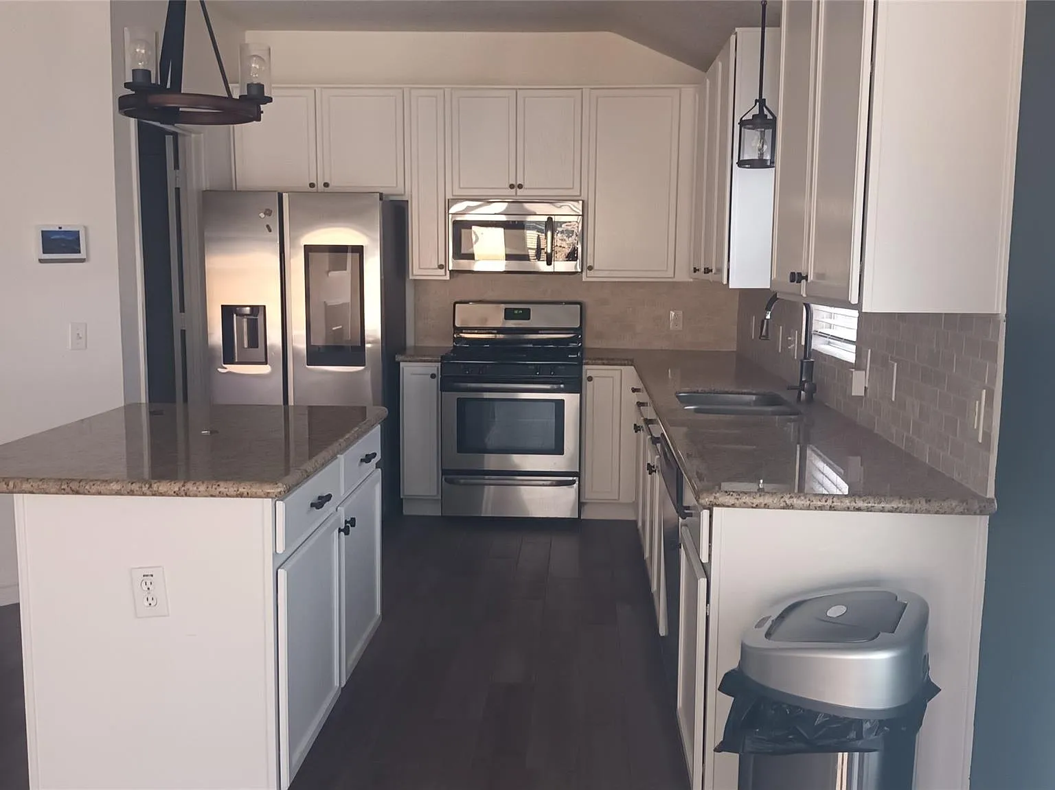 3 bed, 2.0 bath, 1490 sqft, $2,600 — Photo 4
