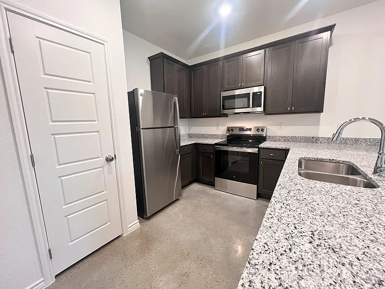 1239 Concord Dr — Photo 5