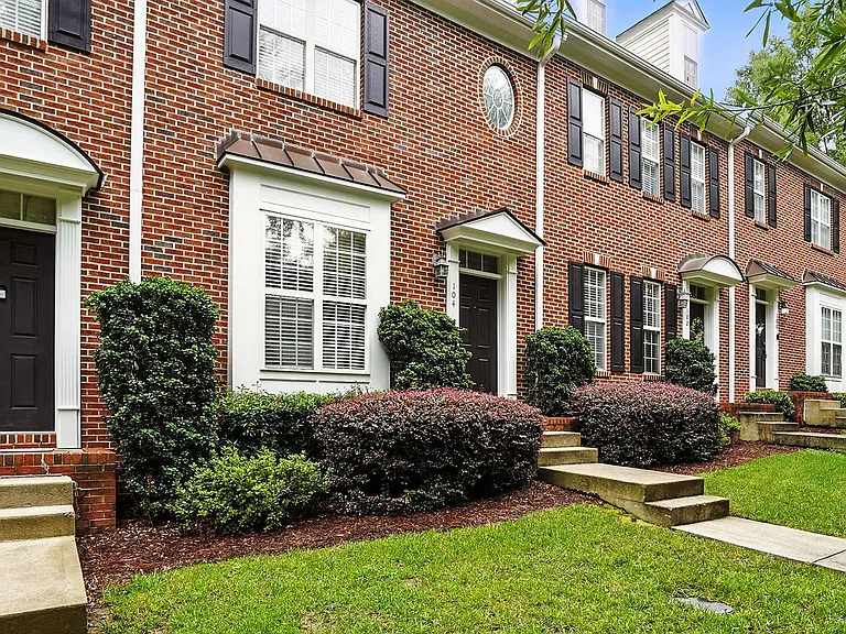 104 W Savannah Ridge Rd — Photo 1