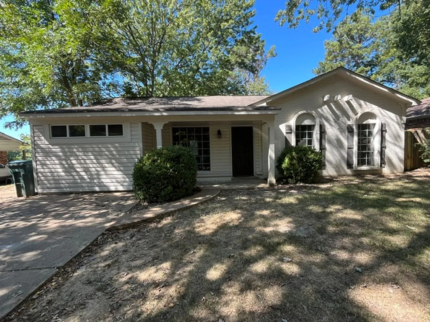 Renovated 4 Bedroom 2 Bath Home with Bonus Room for Rent! — Photo 1