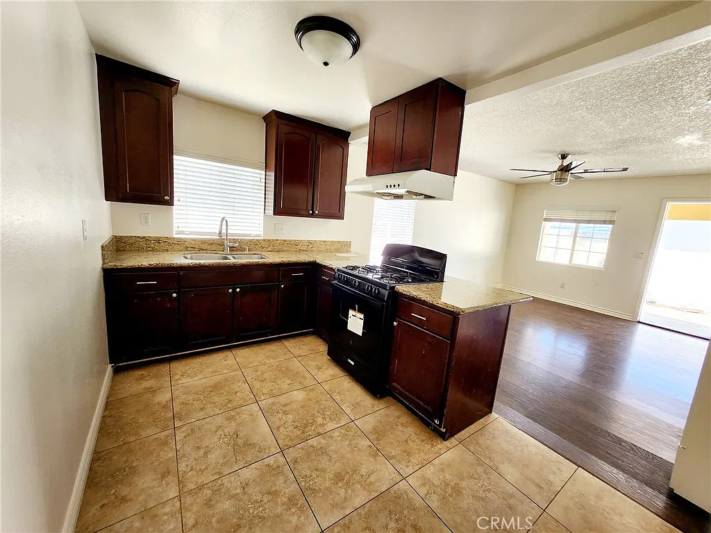 2 bed, 700 sqft, $2,200 — Photo 3