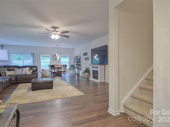 4th image of 144 Bradford Ln