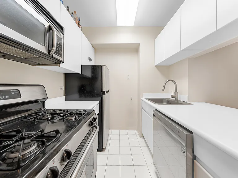 250 E 40th St #18C — Photo 4