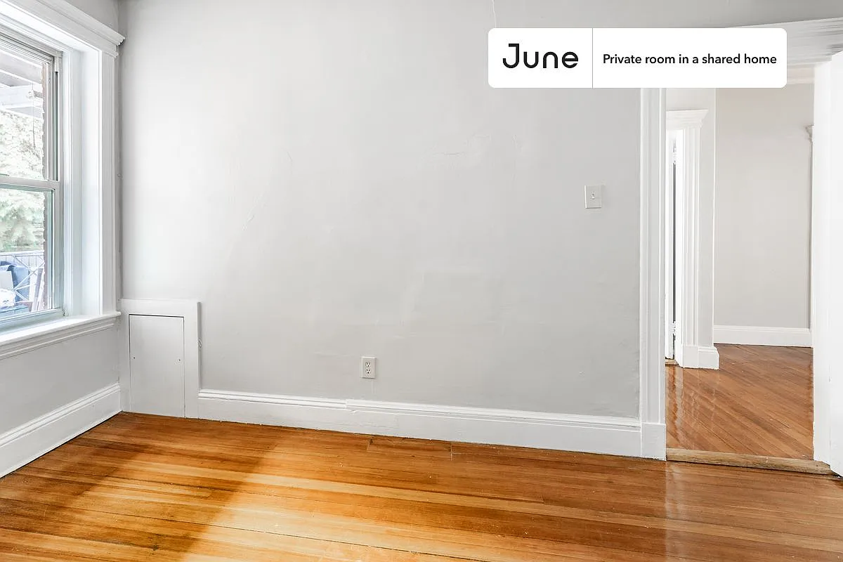 Queen bedroom in 4 bed/2 bath home in Brookline #1286 A — Photo 3