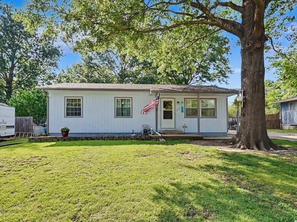 2731 Rawhide Ln, Lawrence, KS 66046
