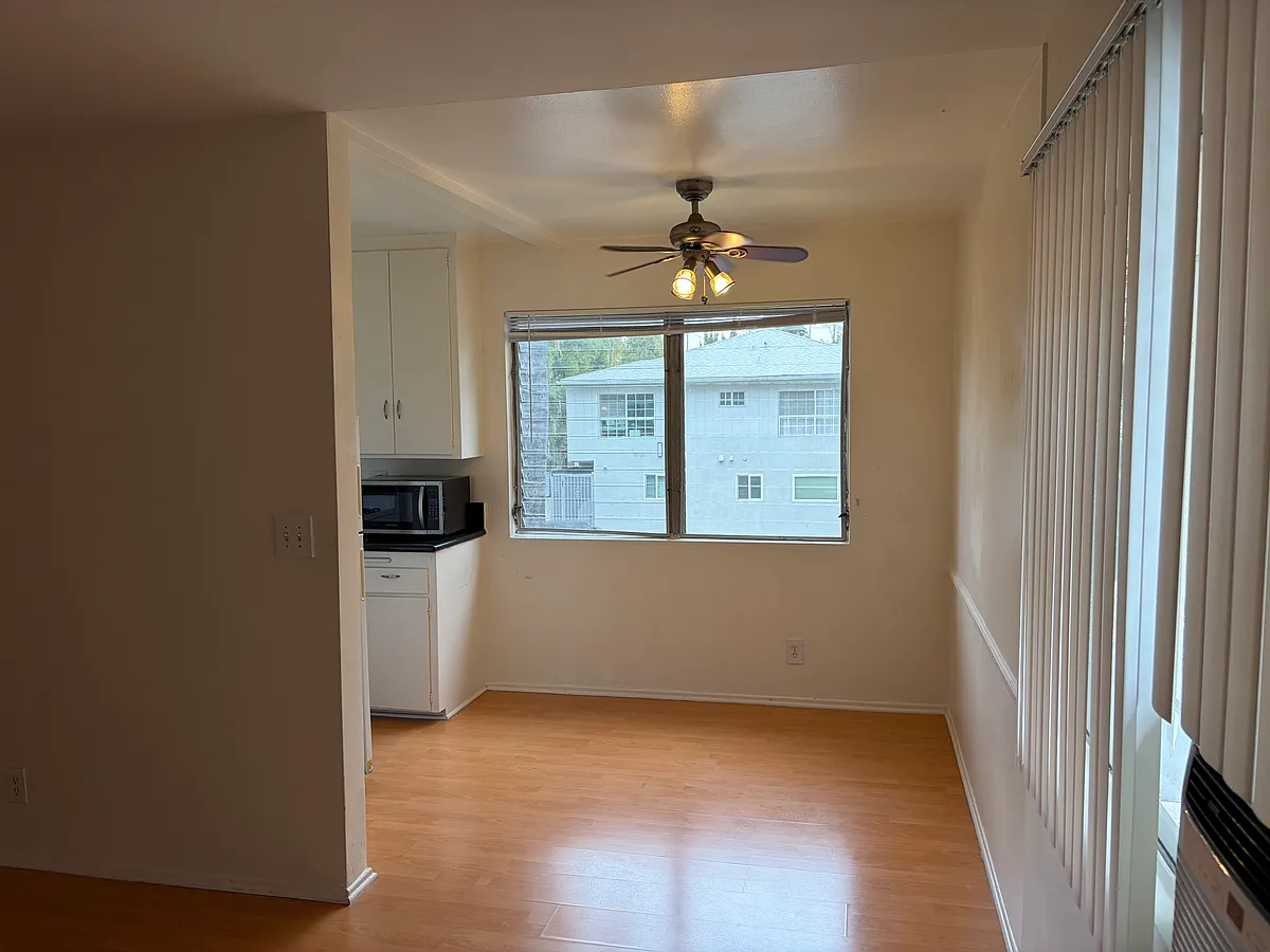 Building Photo - 907 N Gardner St #5