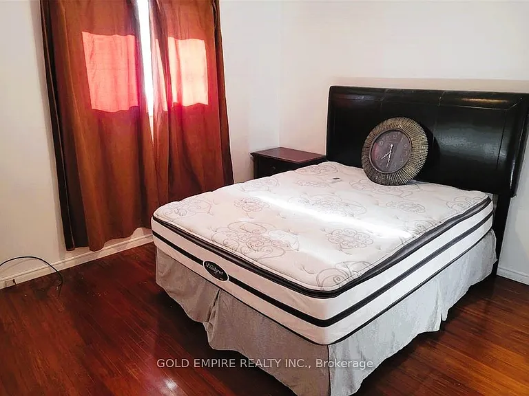 107 Harding Cres — Photo 9