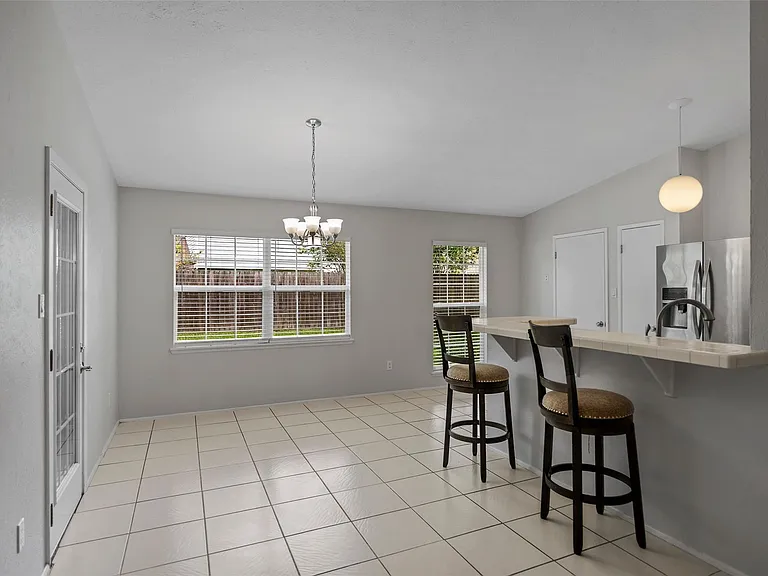 10122 Green Valley Ln — Photo 5