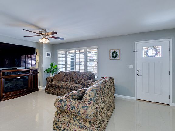 4th image of 6011 E Des Moines St