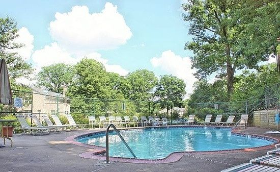 5th image of 802 S Arlington Mill Dr