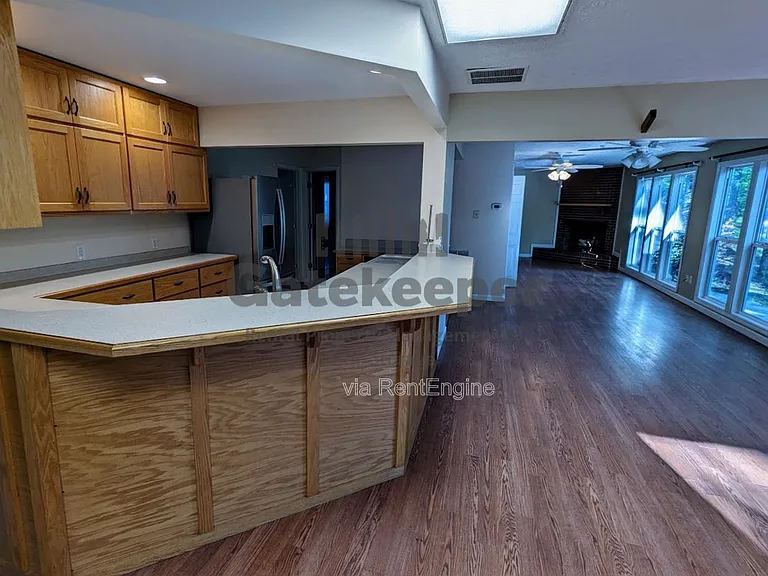 1096 Boone Rd — Photo 10