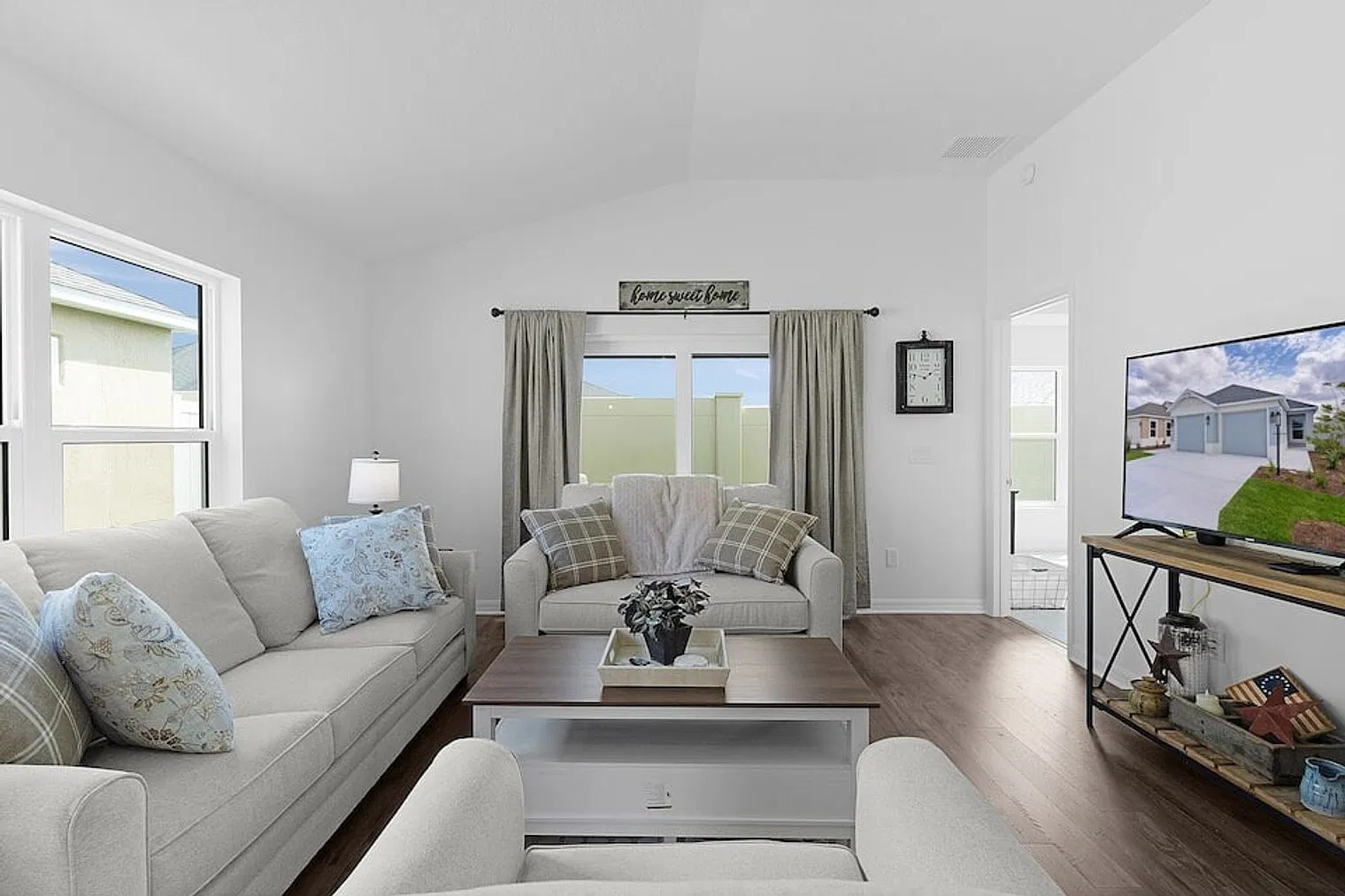3 bed, 2.0 bath, $5,016 — Photo 4