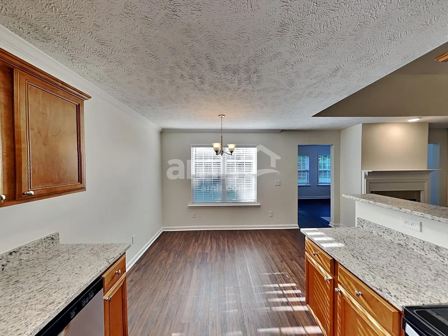 4 bed, 2.0 bath, 1905 sqft, $2,390 — Photo 4
