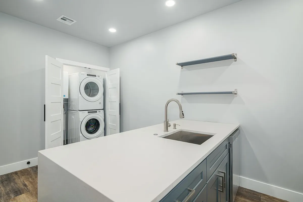 Building Photo - 342 W Queen Ln #3